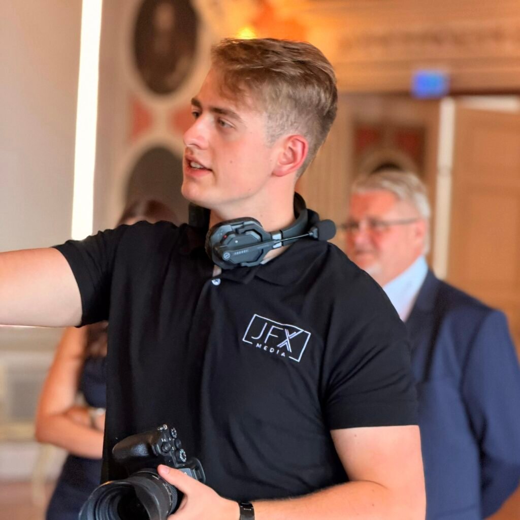 Felix Wilfroth mit Kamera und Headset bei einem Shooting