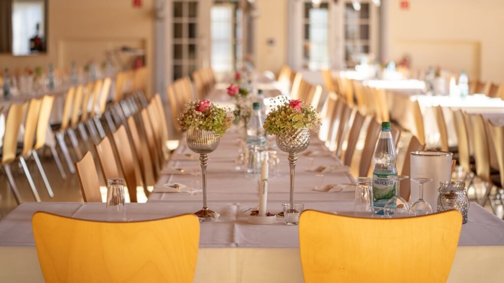 Festlich gedeckte Hochzeitstafel mit Blumen und Gläsern