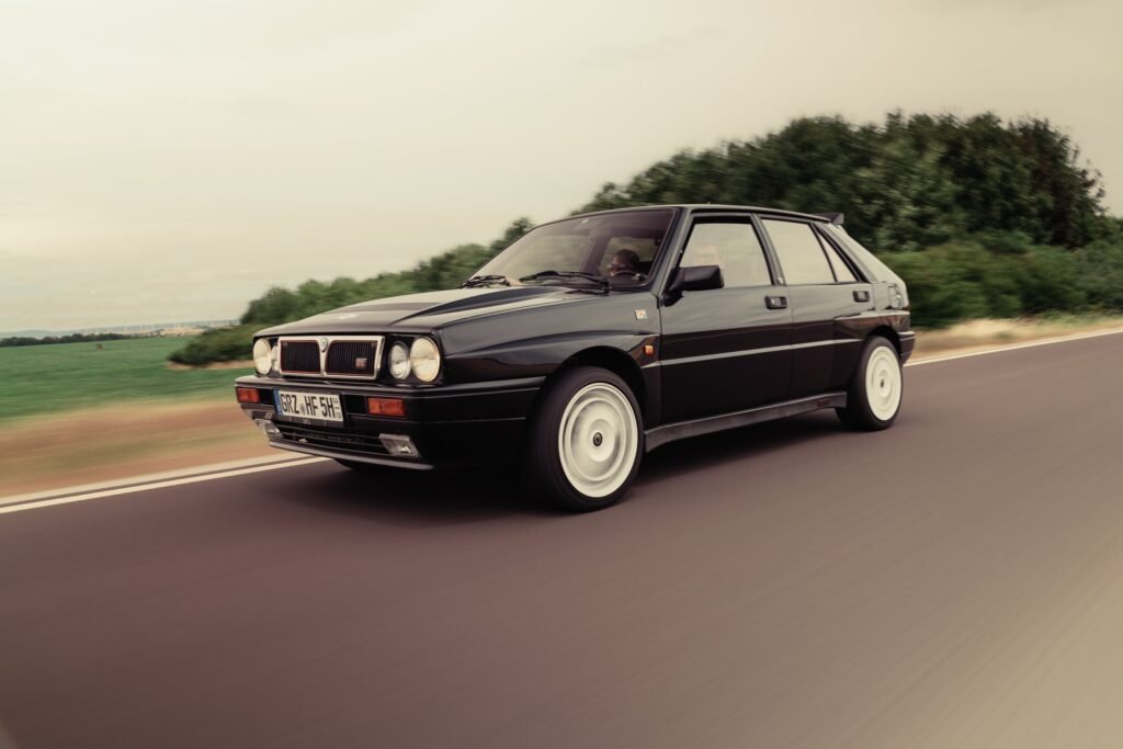 Schwarzer BMW während einer Fahrt auf einer Landstraße