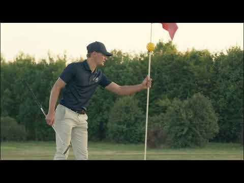 Golfer bei einem Abschlag im Video des Thüringer Golfclubs