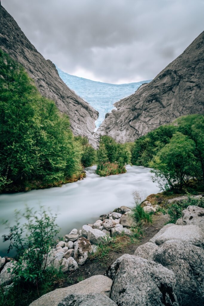 Flusslauf zwischen Felsen und steilen Bergen
