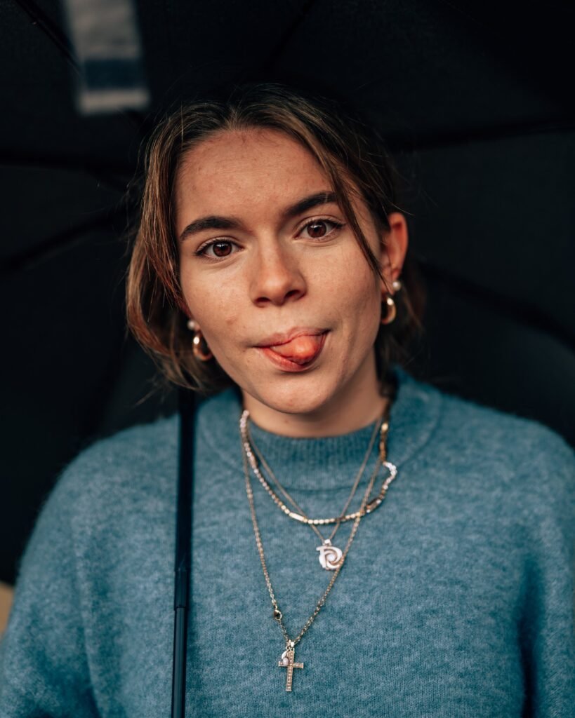 Nahportrait einer Frau in blaugrünem Pullover