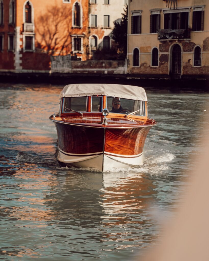 Holzboot auf einem Kanal zwischen Gebäuden
