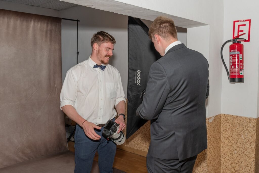 Zwei Männer mit Kameraequipment im Gespräch