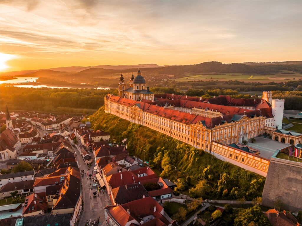 Luftaufnahme von Schloss Friedenstein und der Stadt im Abendlicht
