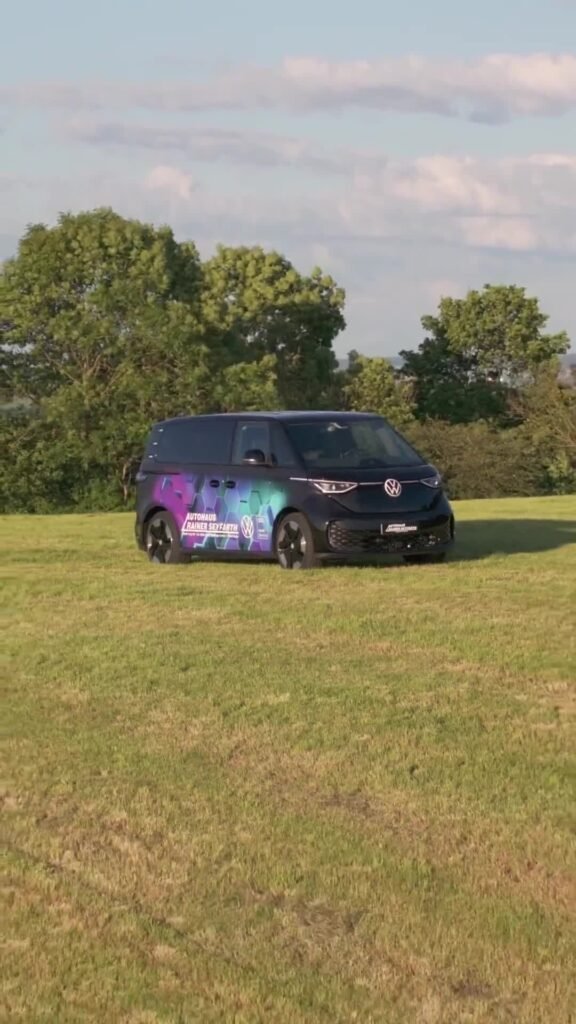 VW ID. Buzz auf einer Wiese im Fahrzeugvideo