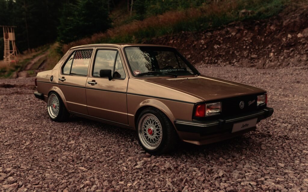 Brauner VW Jetta auf einem Schotterplatz am Waldrand