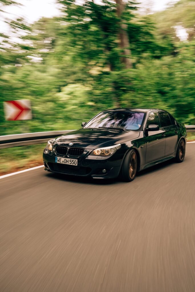 Schwarzes Cabrio während einer Kurvenfahrt
