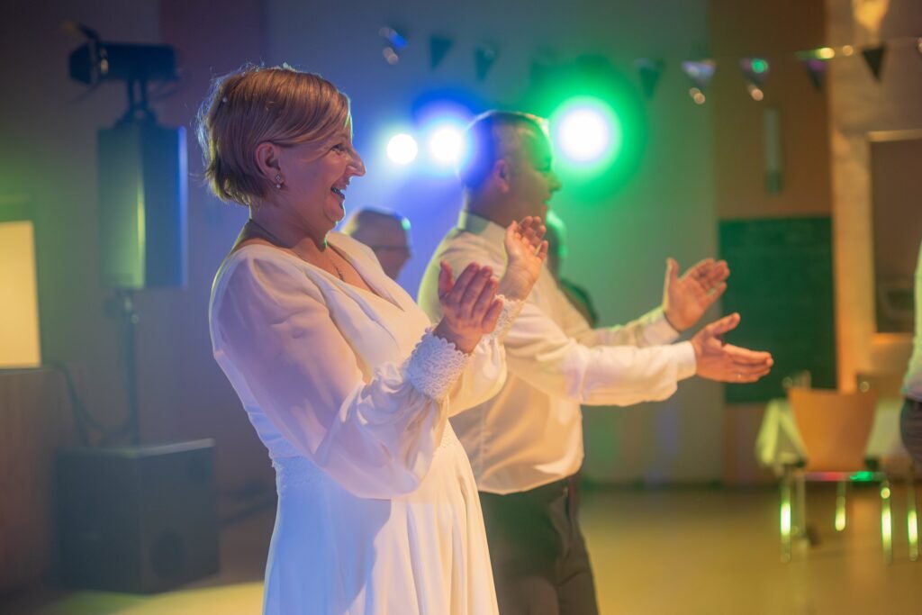 Brautpaar tanzt im farbigen Licht bei der Hochzeitsfeier