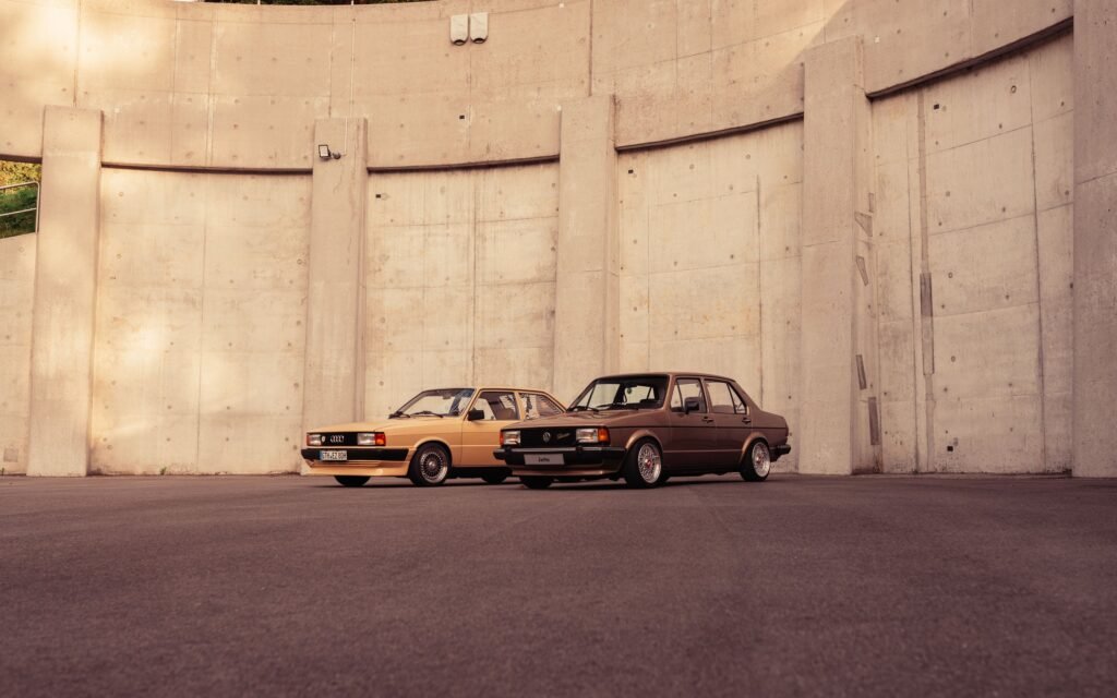 Audi 80 und VW Jetta vor einer Betonwand