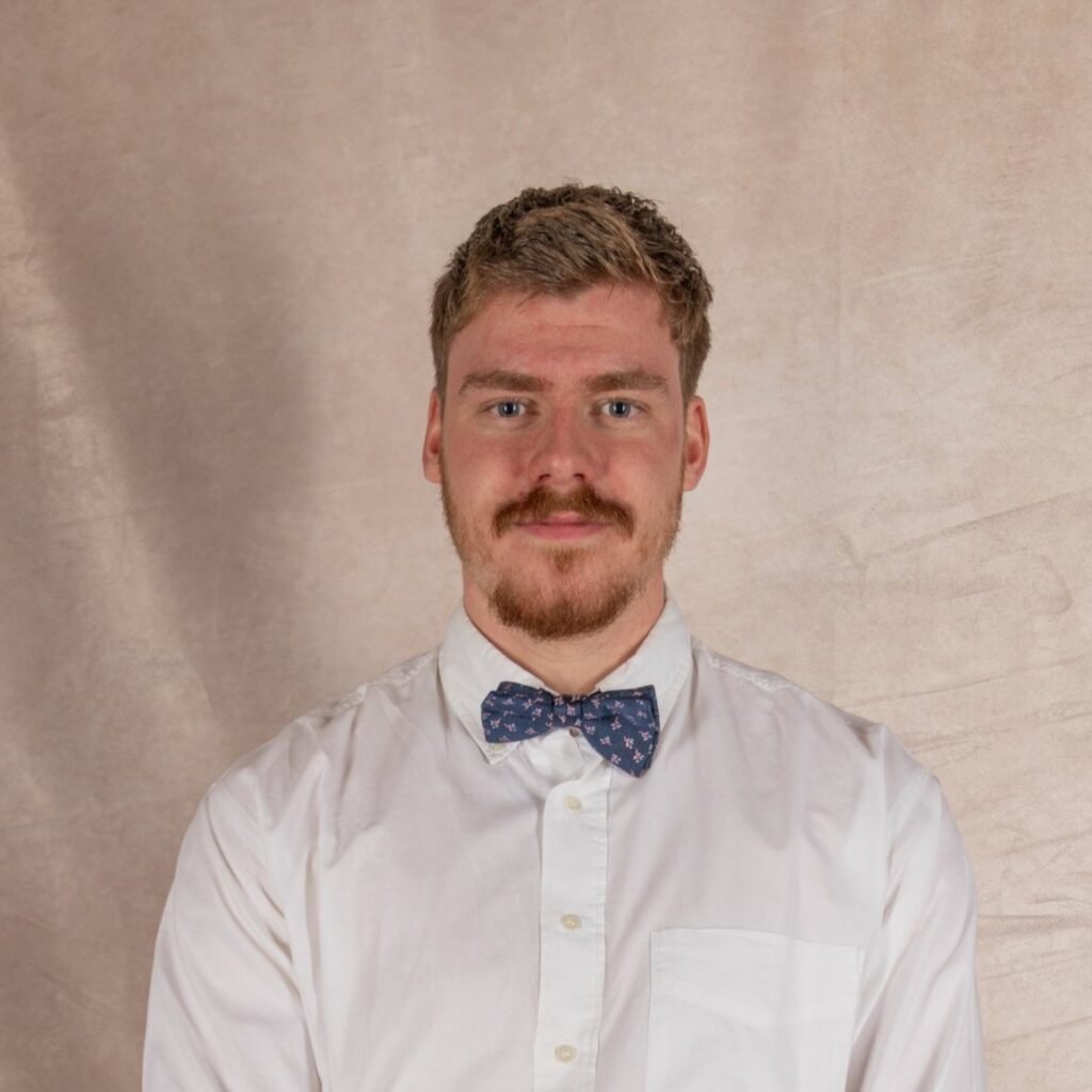 Portrait von Jordan Urbach mit Hemd und Fliege