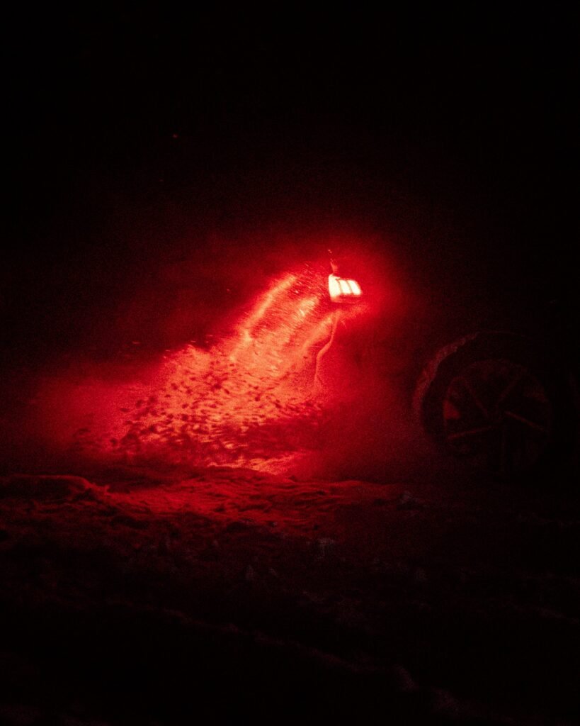 Rotes Licht hinter einem Fahrzeug bei Nacht