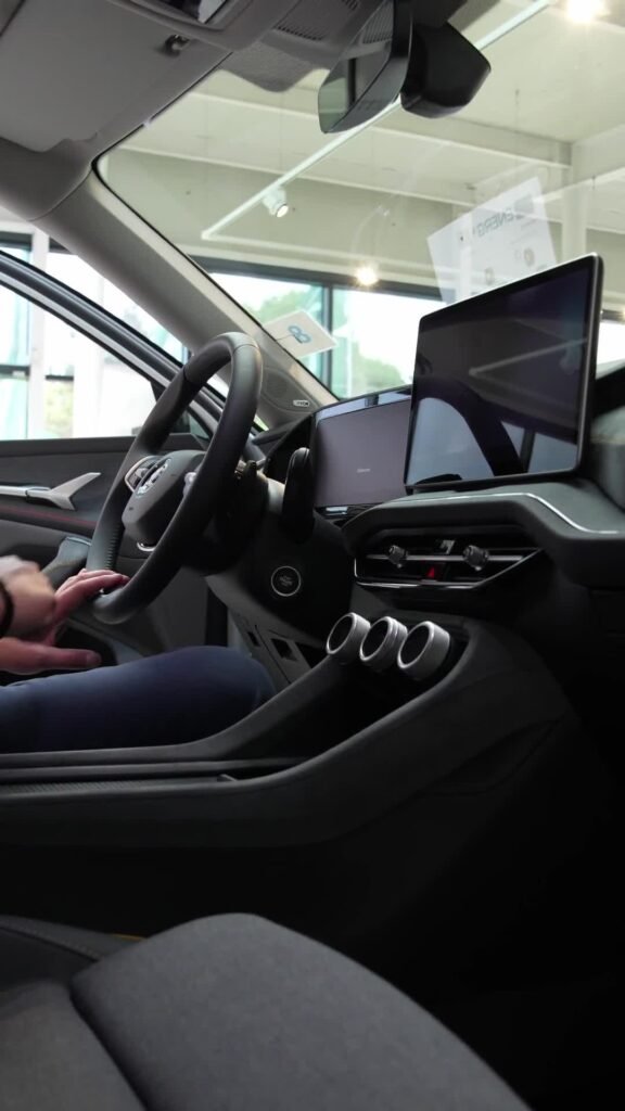 Blick auf Armaturen und Mittelkonsole eines Škoda Kodiaq