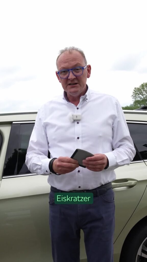 Mitarbeiter stellt den Škoda Superb vor
