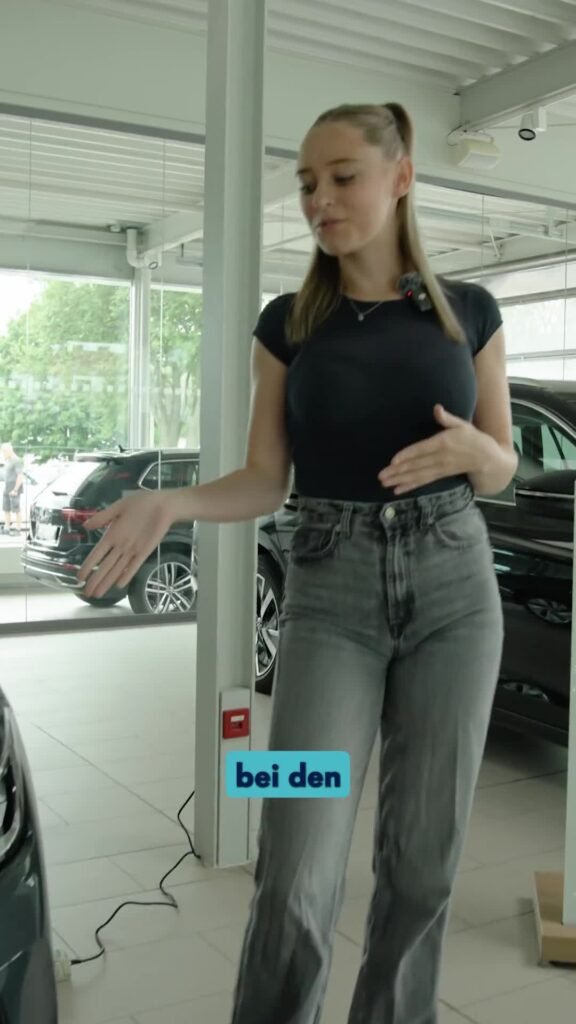 Mitarbeiterin im Autohaus im Video zur VW Golf Edition