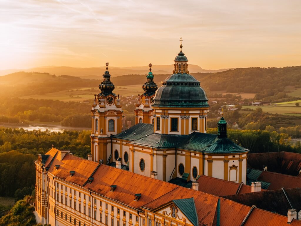 Kirche mit Kuppel und Türmen im goldenen Abendlicht