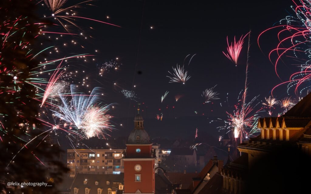 Feuerwerk über einer Stadt bei Nacht