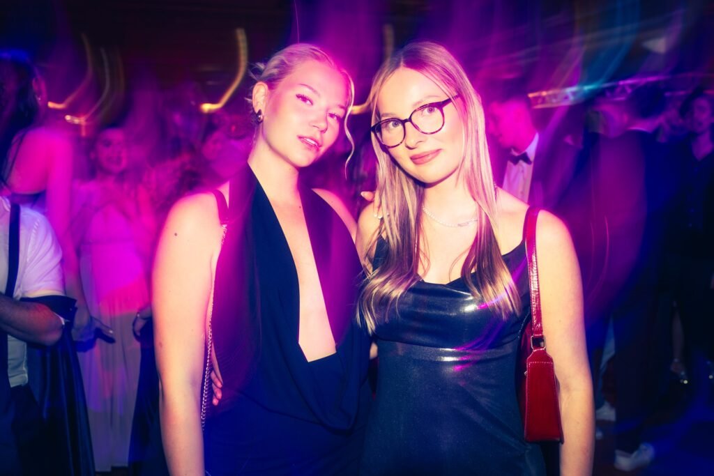 Zwei Gäste beim Portrait im violetten Partylicht