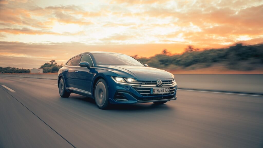 VW Golf auf einer Straße im Sonnenuntergang