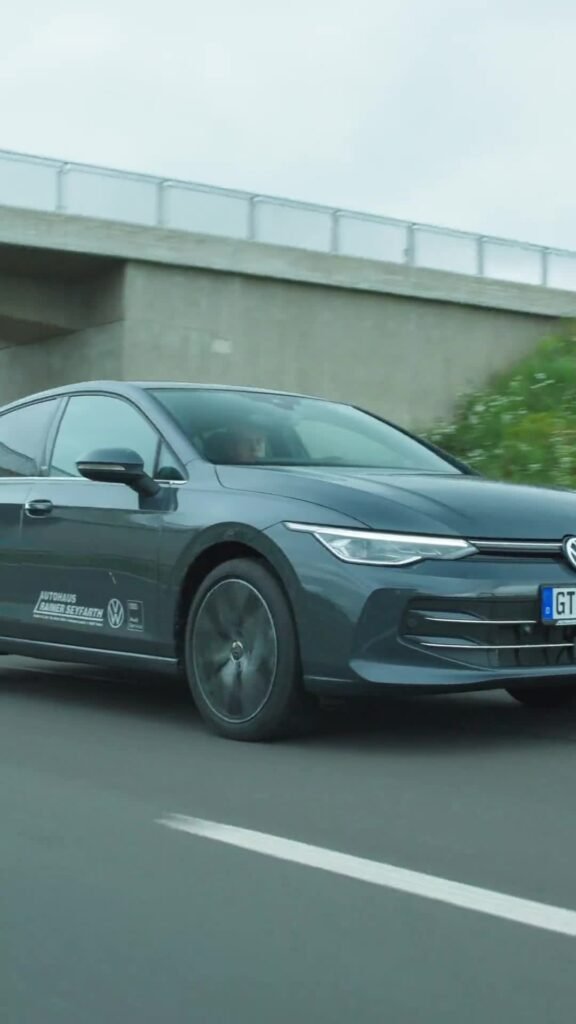 VW Golf 8.5 während einer Fahrt vor einem Gebäude