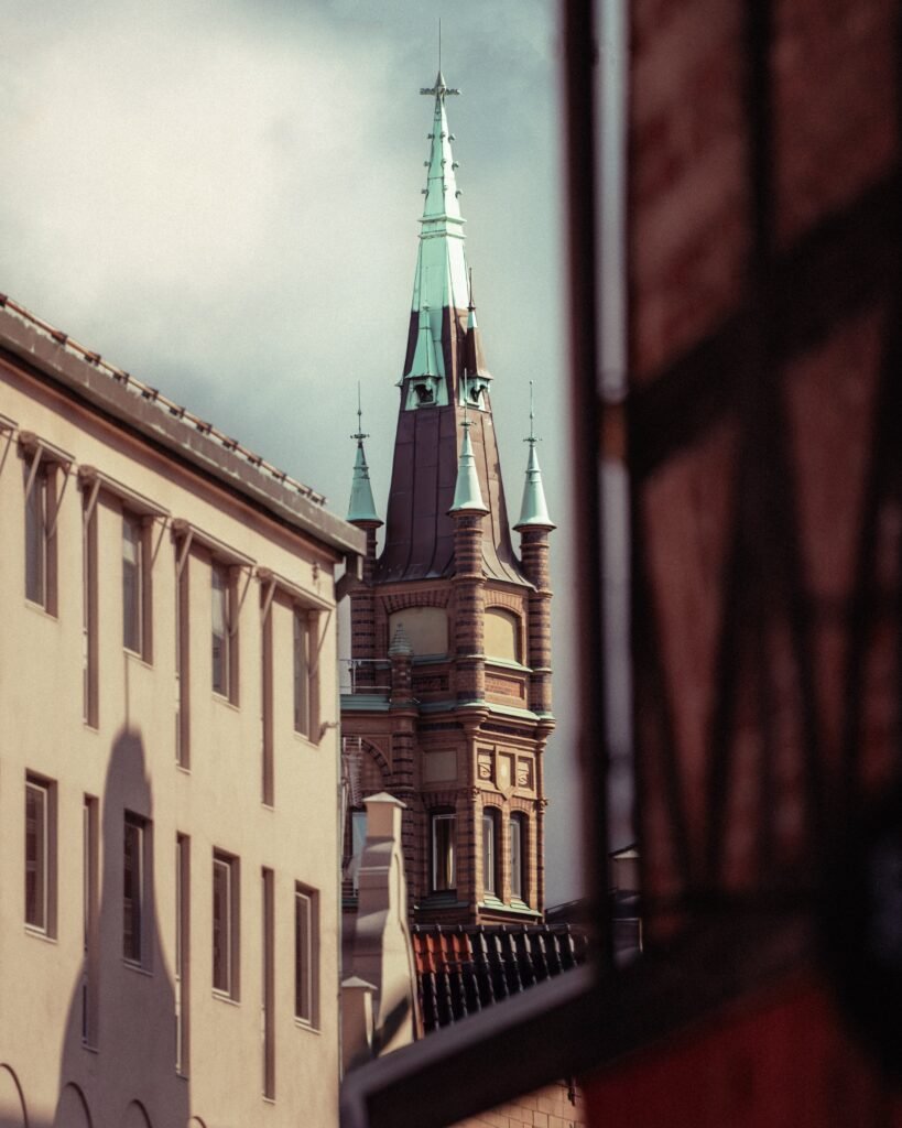 Kirchturm zwischen historischen Gebäuden