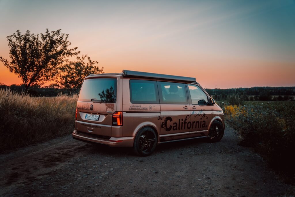VW California am Wegesrand im Abendlicht
