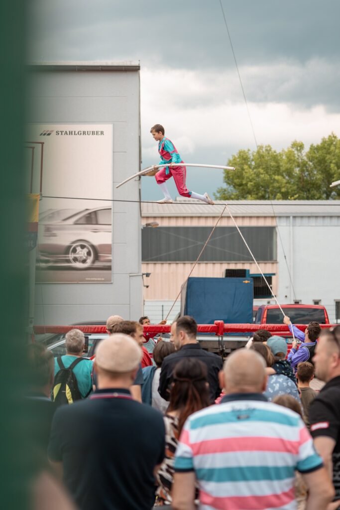 Besucher vor einem Veranstaltungsstand im Freien