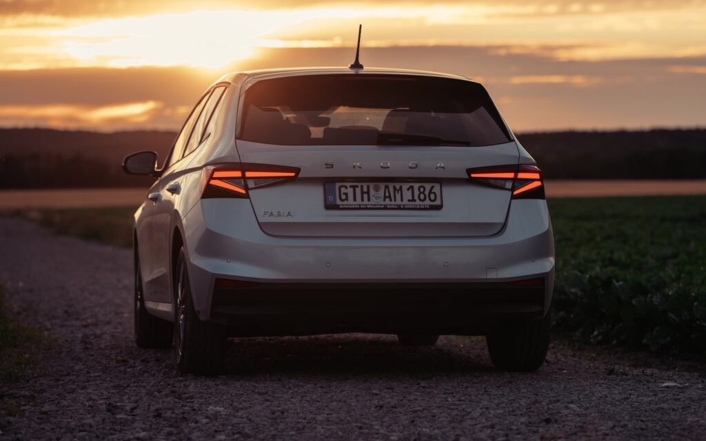Heck eines SUV im warmen Sonnenuntergang