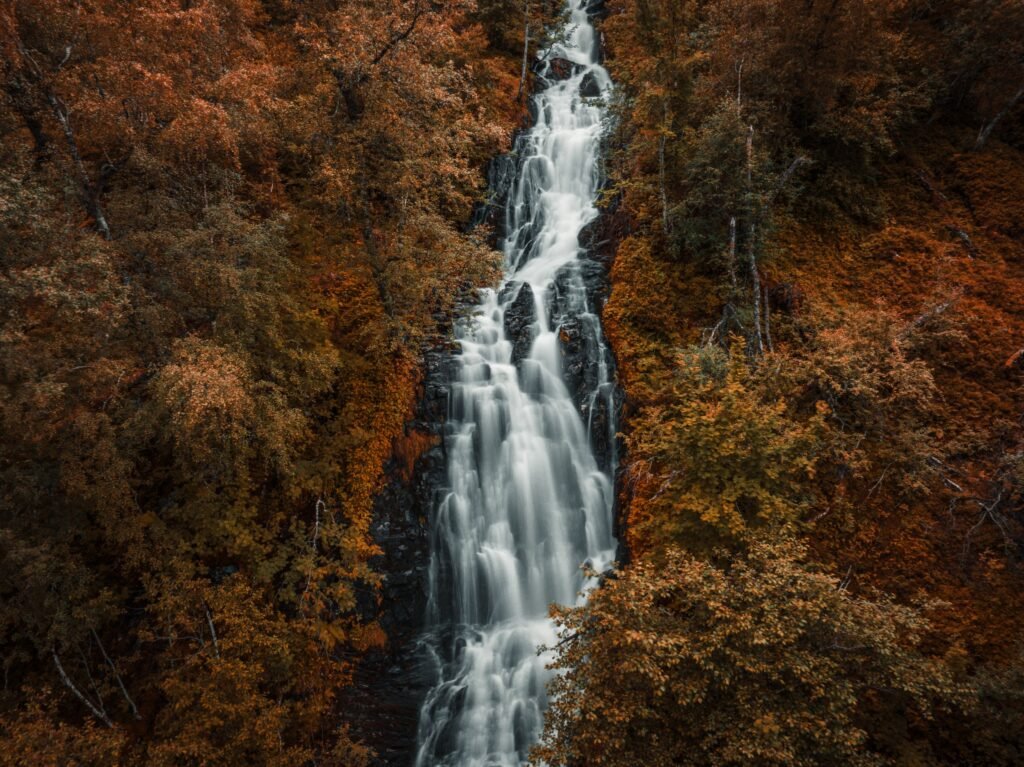 Wasserfall an einem bewachsenen Berghang