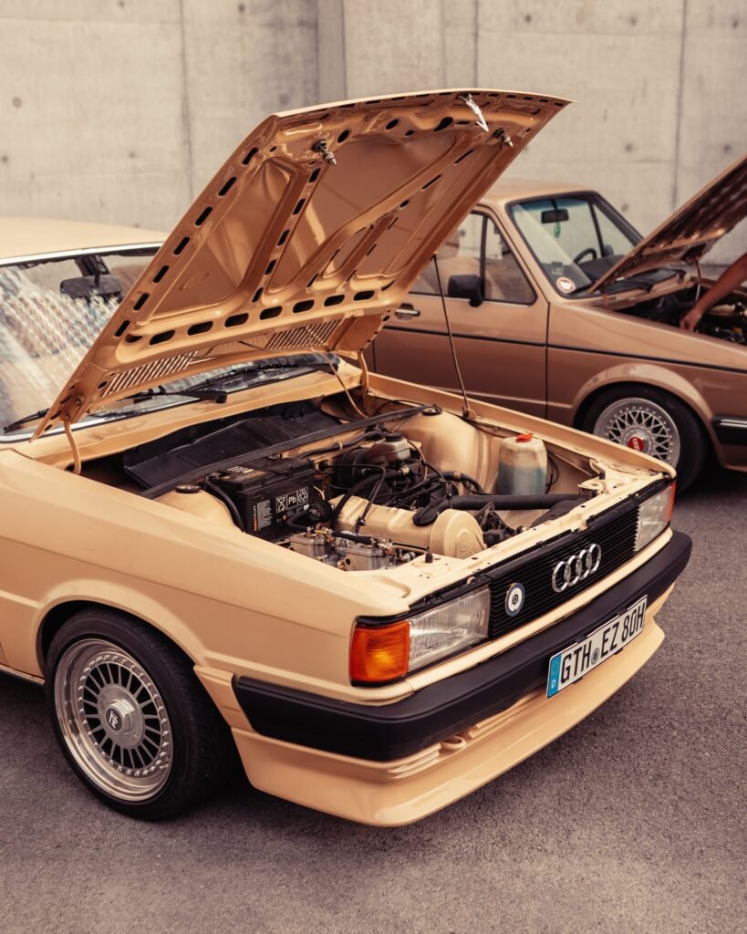 Heller Audi 80 mit geöffnetem Motorraum