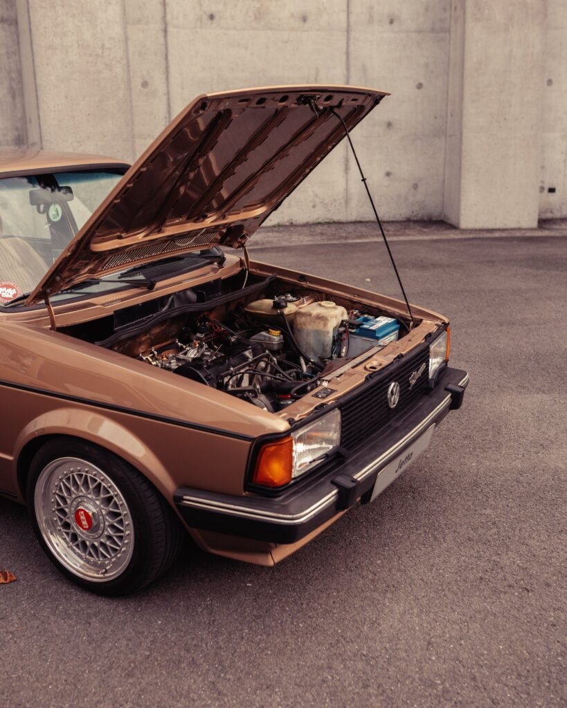 Brauner VW Jetta mit geöffneter Motorhaube