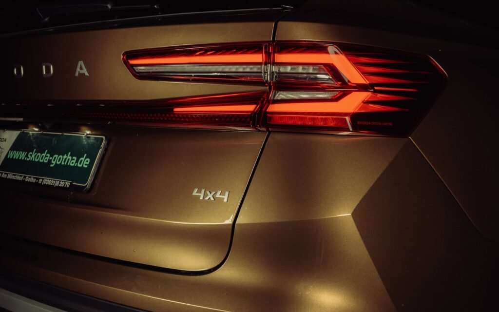 Rückleuchte eines Škoda mit 4×4-Schriftzug