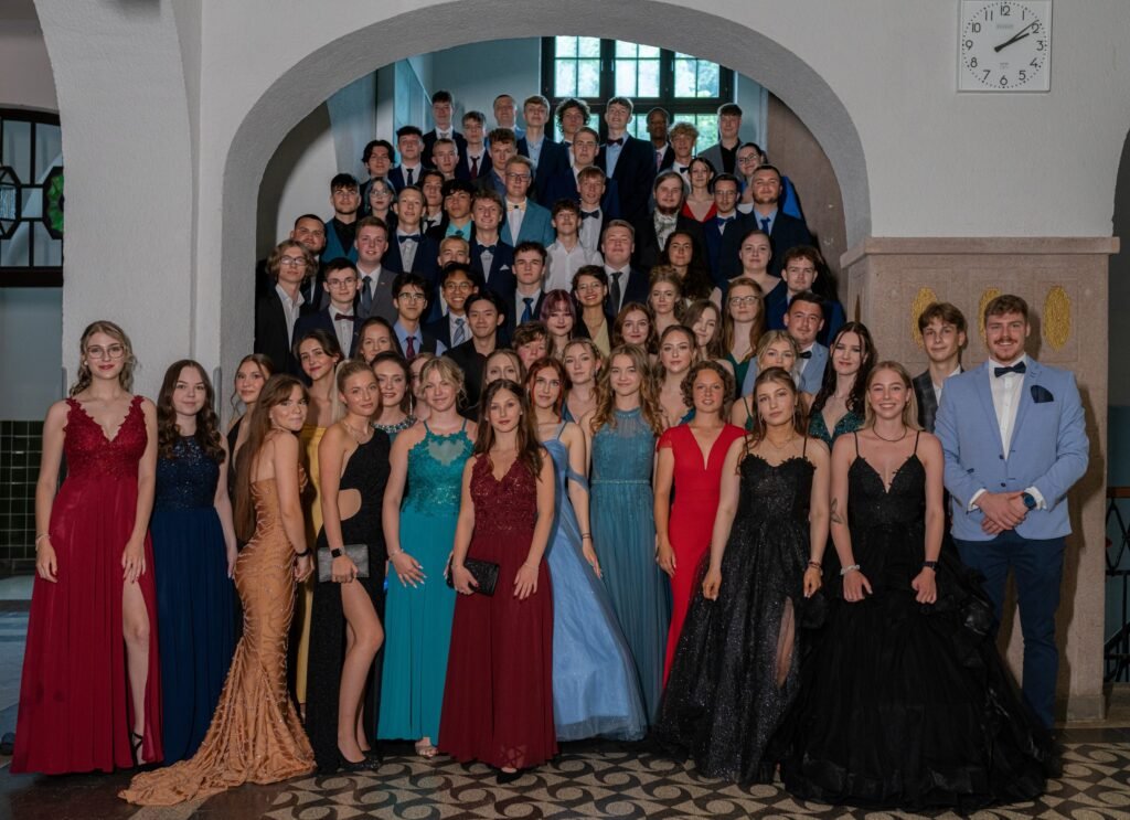 Großes Gruppenbild festlich gekleideter Gäste auf einer Treppe