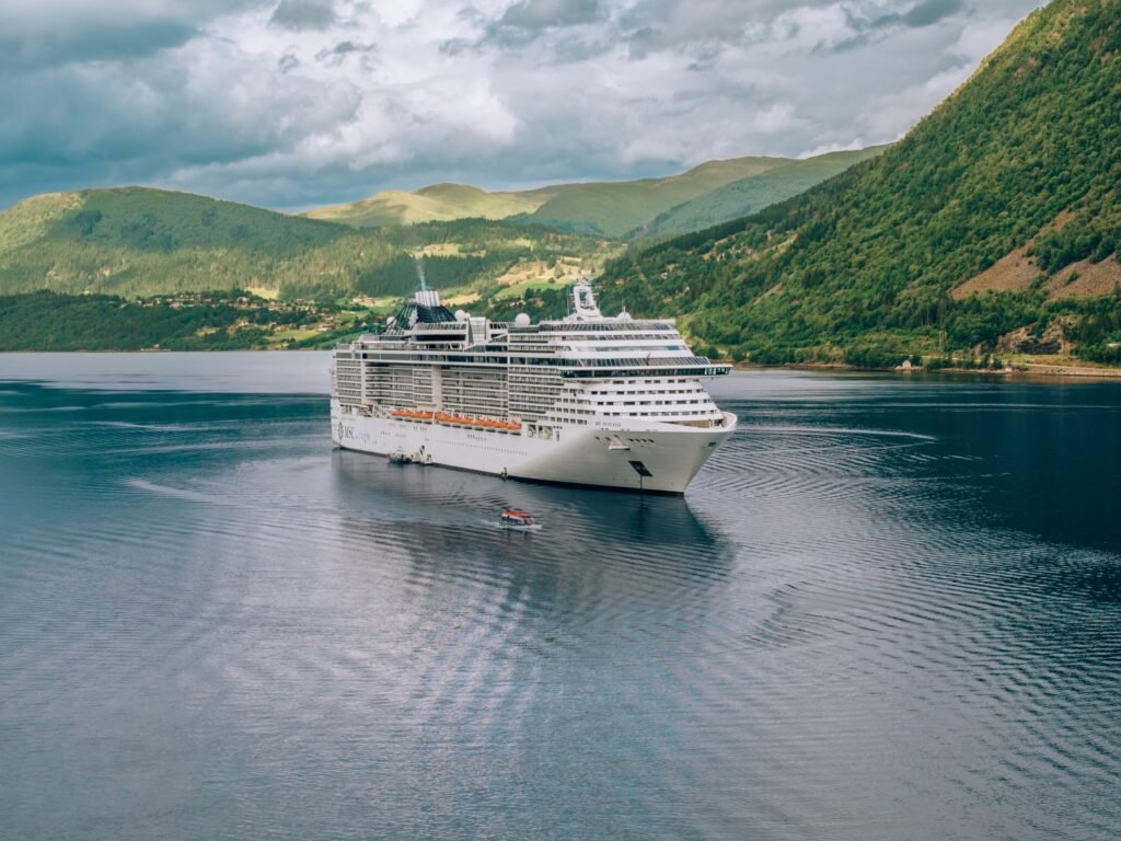 Kreuzfahrtschiff auf einem Fjord zwischen Bergen