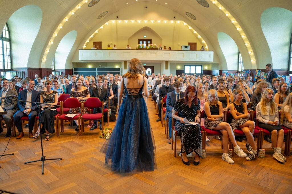 Teilnehmerin auf der Bühne vor dem Publikum im Saal