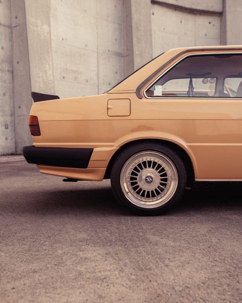 Seitenansicht eines hellen Audi 80 mit Leichtmetallrad
