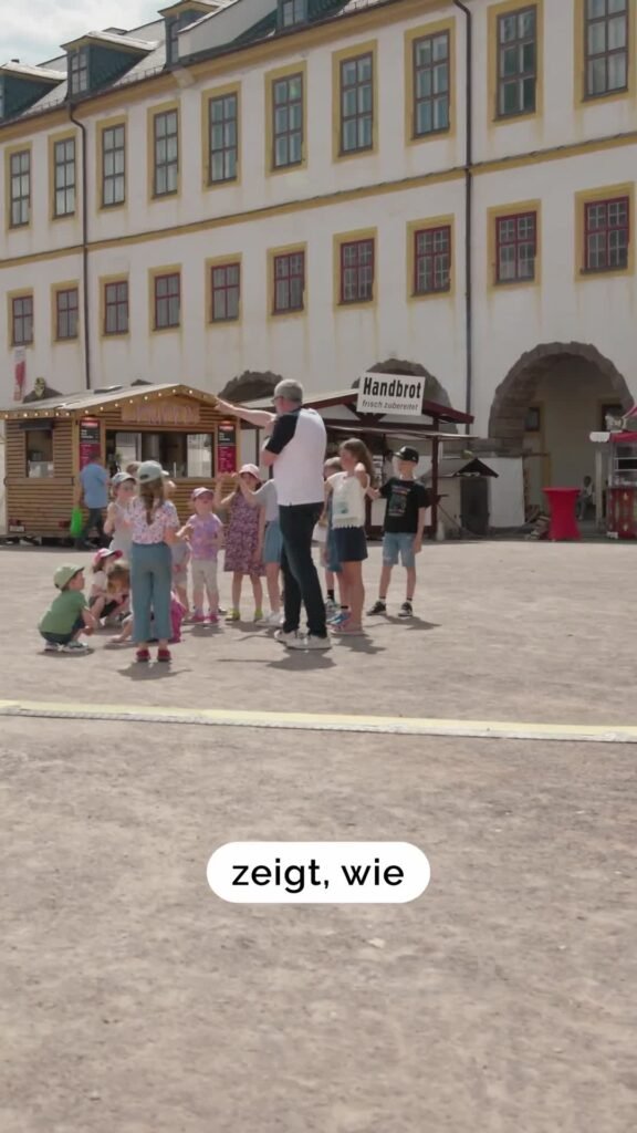 Menschen vor Schloss Friedenstein im Thüringentag-Video