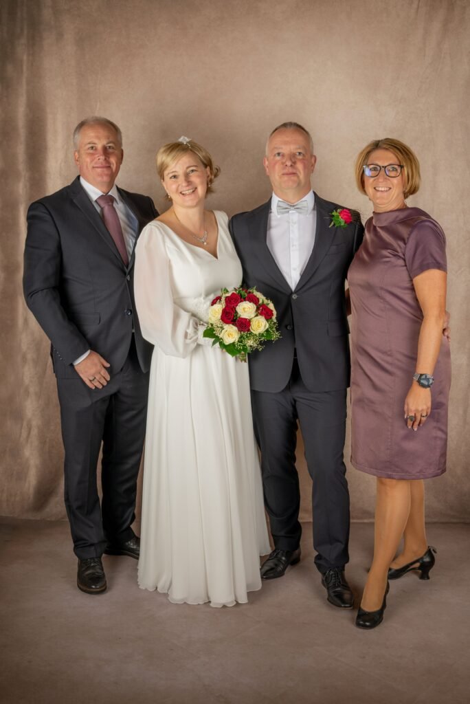 Brautpaar und zwei Gäste beim Gruppenportrait