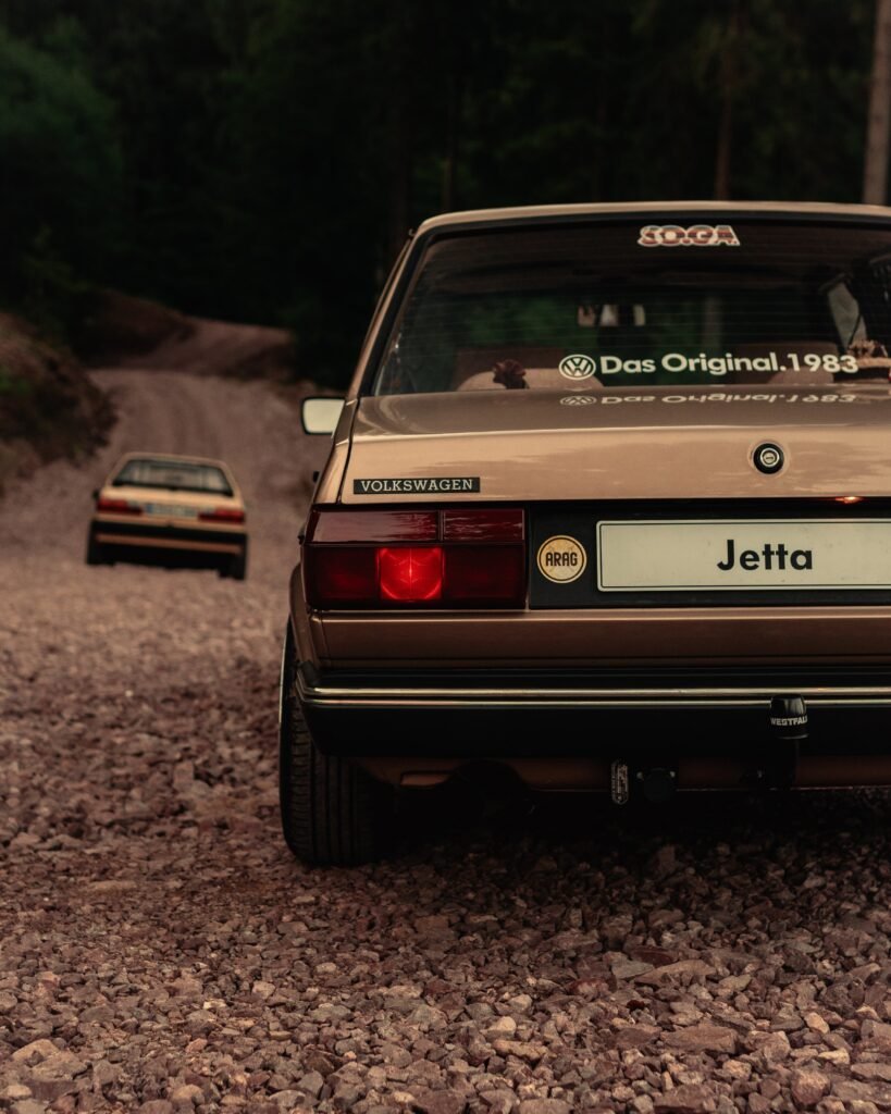 Heck eines VW Jetta auf einem Waldparkplatz
