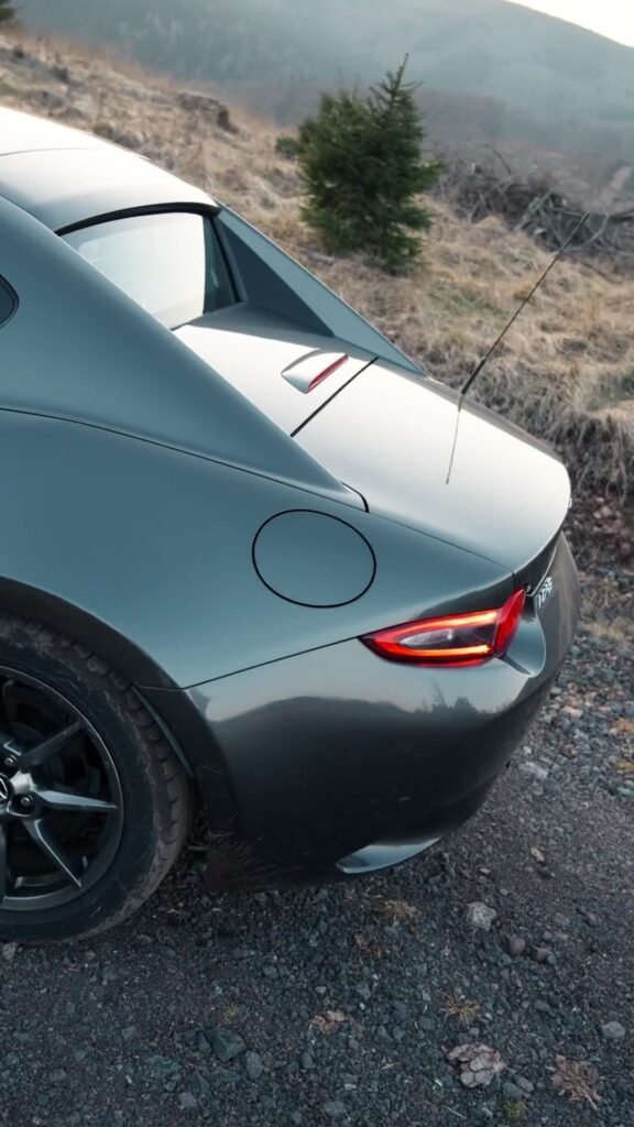 Heckansicht eines Mazda MX-5 auf einer Bergstraße